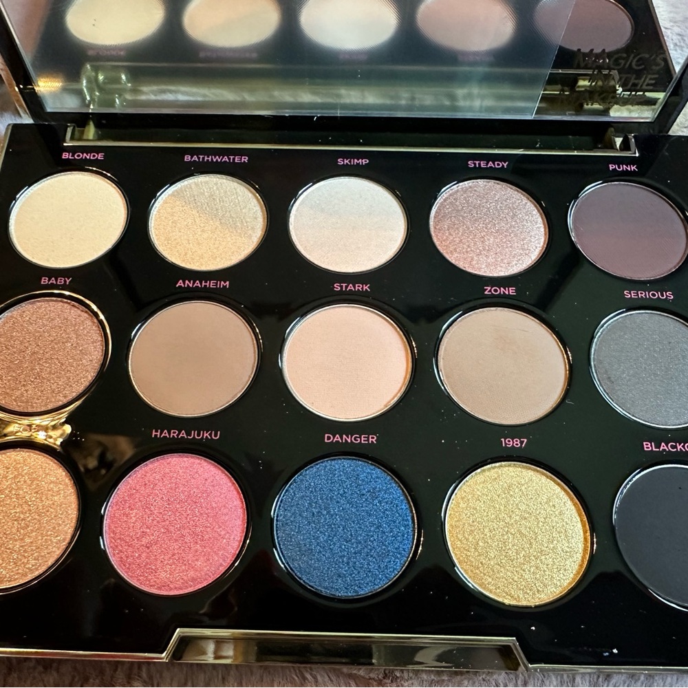 NWOT Urban Decay x Gwen Stefani Eyeshadow Palette in Metallic Gold & White - Picture 4 of 6